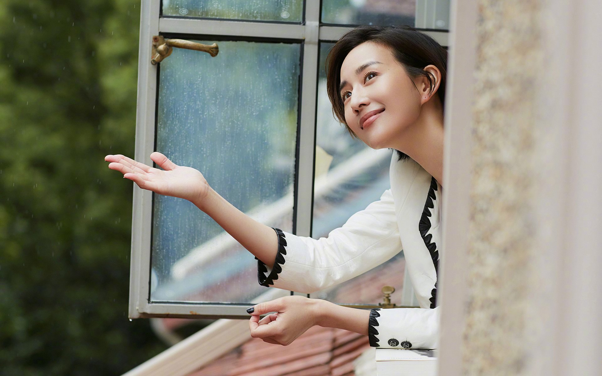 熊猫体育app下载-英超裁判吹罚尺度变化对比赛节奏与犯规趋势的影响，英超执法裁判